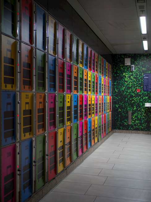 Hier kannst du viel bunte Schließfächer am Düsseldorfer Hauptbahnhof sehen